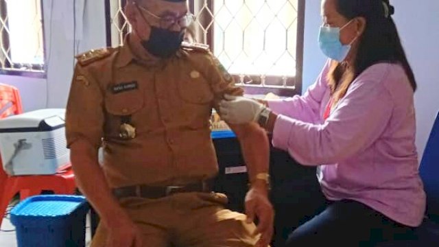 Kepala Dinas Komunikasi dan Informatika Kota Palopo Andi Baso Ahmad Menerima Vaksin Tahap Dua, Selasa (20/4/2021)