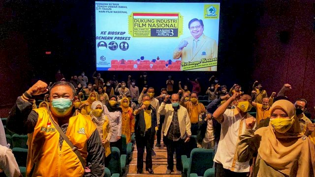Ketua DPD Taufan Pawe, bersama Pengurus DPD I Golkar Sulsel saat Nonton Bareng Dilm Habibi-Ainun di Trans Studio Makassar, Rabu (31/03/2021) malam.