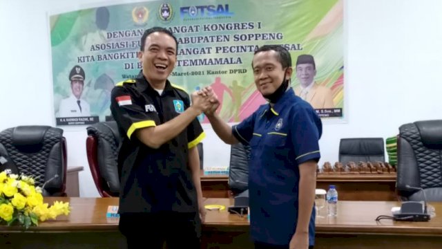 Ketua Umum Asosiasi Futsal Kabupaten Soppeng H.Syahruddin M Adam, bersama Asosiasi Sepak Bola Kabupaten Soppeng H.Ismail H.Cedang, yang sama-sama sebagai Legislator.