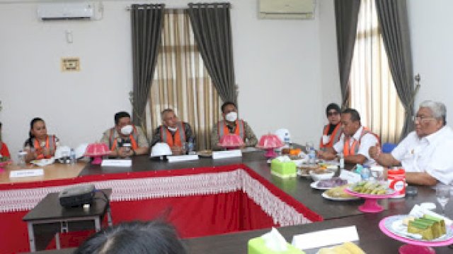 Kepala BKPM RI Bahlil Lahadalia didampingi Gubernur Sultra Ali Mazi saat kunjungan di Konawe Selatan. Foto: Diskominfo Sultra