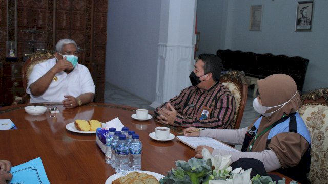 Gubernur Sultra Ali Mazi saat mengawali pencanangan program pendataan keluarga tahun 2021 oleh BKKBN. Foto: Diskominfo Sultra