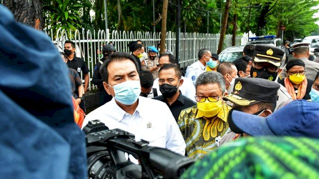 Ketua DPD I Golkar Sulsel Taufan Pawe, mendampingi Wakil Ketua DPR RI Azis Syamsuddin, saat diwawancarai awak media di Depan Gereja Katedral Makassar, Kamis (01/04/2021).