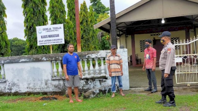 Jajaran Polsek Bajeng saat melakukan pengawasan di sekitar gereja jelang perayaan Hari Paskah. (Istimewa)