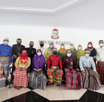 Hari Kebudayaan, Sekretariat DPRD Makassar Kenakan Pakaian Adat Dalam Pelayanan