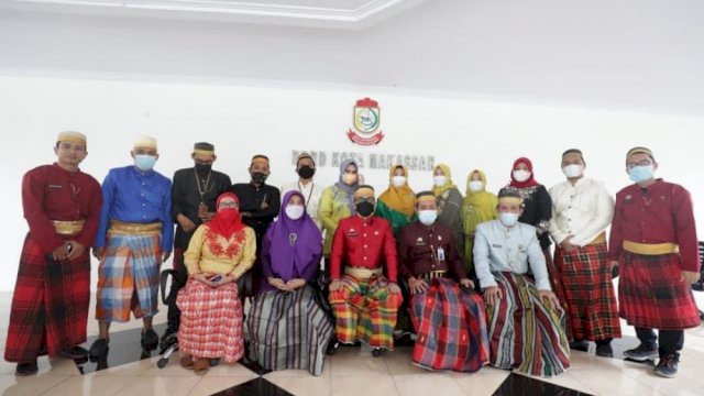 Hari Kebudayaan, Sekretariat DPRD Makassar Kenakan Pakaian Adat Dalam Pelayanan