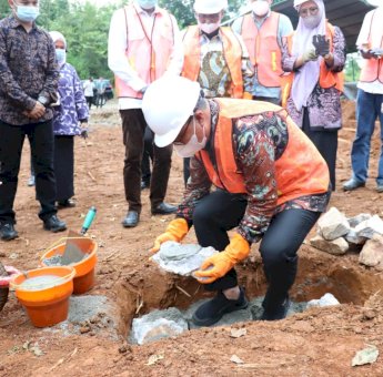 Dianggarkan Rp10 Miliar, Wabup Luwu Timur Letakkan Batu Pertama Pembangunan Perpustakaan