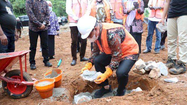 Wakil Bupati Luwu Timur Budiman Hakim, melakukan peletakan batu pertama Pembangunan Perpustakaan, Kamis (01/04/2021).