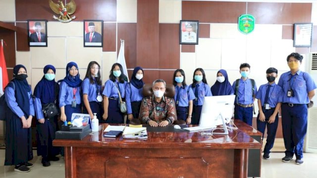 Wakil Bupati Luwu Timur Budiman Hakim, foto bersama Siswa-siswi SMP Yayasan Pendidikan Sorowako (YPS) Singkole, Kamis (01/04/2021).