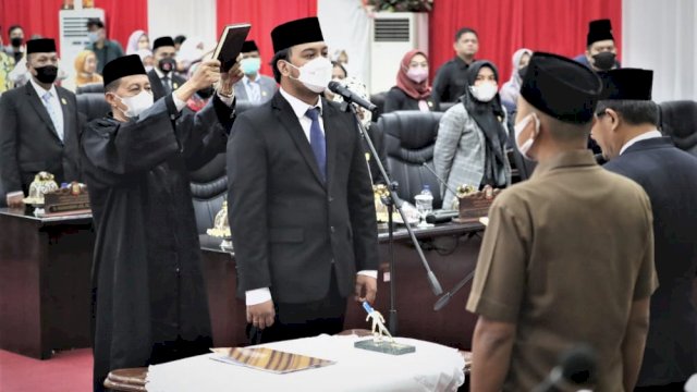 Pelantikan Syukran Kahfi sebagai Anggota DPRD Kota Makassar, di Ruang Rapat Paripurna DPRD Kota Makassar, Sabtu (03/04/2021).