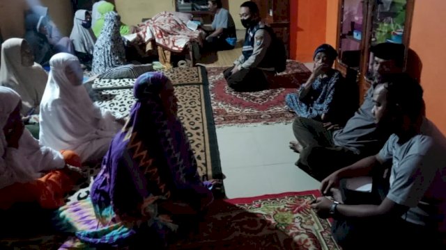 Suasana Rumah Duka Baharuddin Bin Jafar, Korban yang tewas terpimpa Pohon Tumbang, Minggu (04/04/2021).