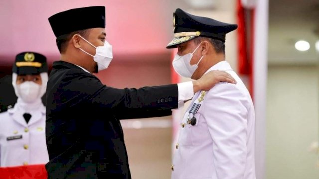 Pelaksana Tugas (Plt) Gubernur Sulawesi Selatan (Sulsel), Andi Sudirman Sulaiman resmi melantik dan mengambil sumpah Budiman sebagai Bupati Luwu Timur Sisa Masa Jabatan Tahun 2021-2026 yang berlangsung diruang Pola Kantor Gubernur Sulsel, Senin (05/04/2021).