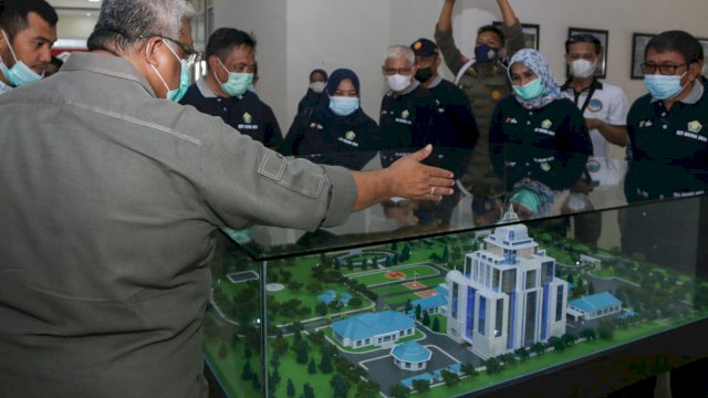 Gubernur Ali Mazi saat menunjukkan desain program Gerbarata. Foto: Diskominfo Sultra