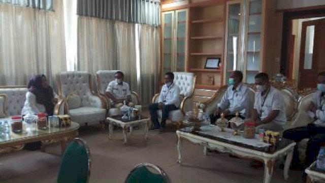Kepala Balitbang Sultra Muhammad Siddiq bersama Pemkab Koltim. Foto: istimewa