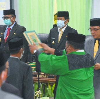 Ucapkan Sumpah, Mursali Resmi Jadi Anggota DPRD Soppeng Sisa Masa Jabatan 2019-2024