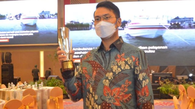 Bupati Sinjai Andi Seto Ghaditsa Asapa, memegang penghargaan Penilaian Pembangunan Daerah (PPD) tahun 2021, di Hotel Claro Makassar, Kamis (08/04/2021).