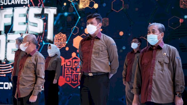 Bupati Gowa Adnan Purichta Ichsan (tengah) dikukuhkan menjadi salah satu anggota TP2DD Kabupaten Gowa. (Istimewa)