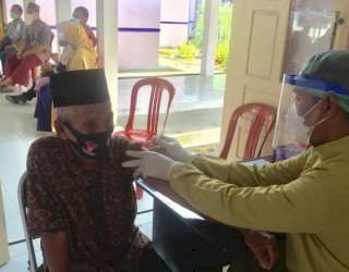 Usianya 85 Tahun, Suratemin Lansia Tertua Yang Menerima Vaksin di Lutra