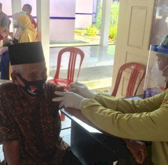 Usianya 85 Tahun, Suratemin Lansia Tertua Yang Menerima Vaksin di Lutra
