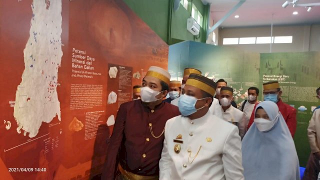 GM Geopark Maros-Pangkep Dedy Irfan, mendampingi Plt Gubernur Sulsel Andi Sudirman Sulaiman, saat mengikuti softlaunching PIG di Ruang Dokumenter PIG, Kawasan Rujab Bupati Pangkep, Jum’at (09/04/2021).