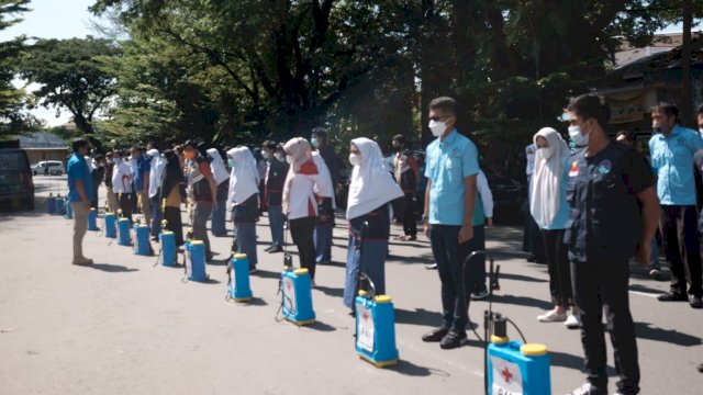 PMI Sulsel kerahkan tim penyemprotan disanifektan massal untuk melakukan sterilisasi di rumah ibadah jelang Ramadan. (Istimewa)