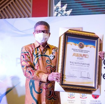 Wali Kota Parepare Raih Award PWI Susel atas Kemajuan Pers