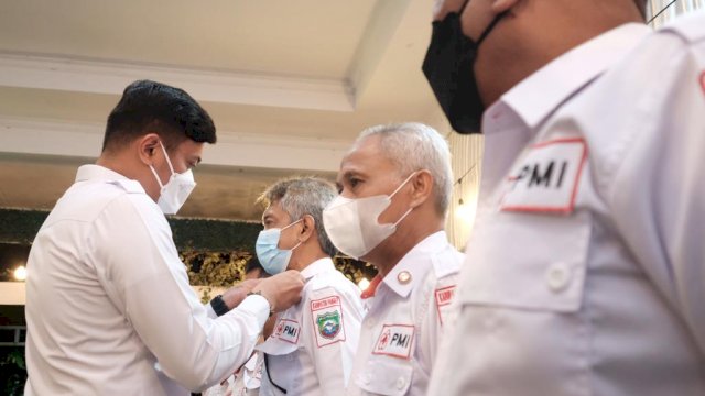 Ketua PMI Sulsel yang juga Bupati Gowa Adnan Purichta Ichsan saat melantik pengurus PMI Pangkep. (Istimewa)