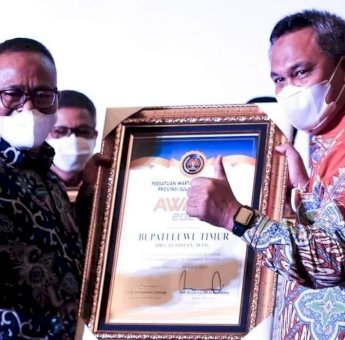 Peduli Pers, Bupati Luwu Timur Terima PWI Award