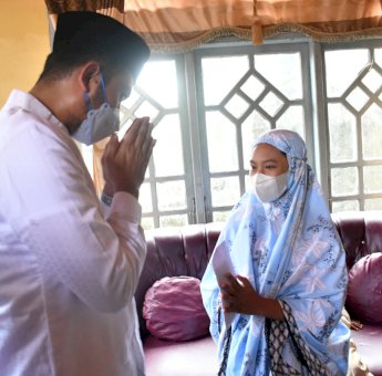 Kunjungi Keluarga Nelayan yang Hilang di Laut NTT, Bupati Sinjai Sampaikan Rasa Duka