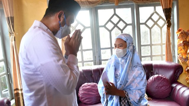 Bupati Sinjai Andi Seto Ghaditsa Asapa saat mengunjungi keluarga nelayan yang jadi korban hantaman ombak di Laut NTT. Diketahui 3 nelayan asal Sinjai hilang dan belum ditemukan sejak 05 April lalu.