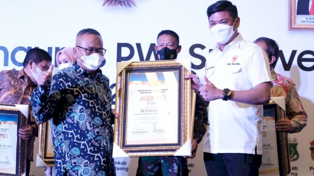 Bupati Gowa Adnan Purichta Ichsan, saat menerima penghargaan sebagai kepala daerah yang peduli terhadap perkembangan insan pers, Sabtu (10/04/2021) (Istimewa)