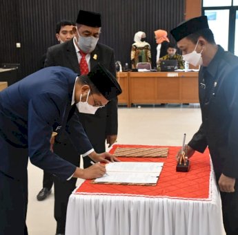 Rapat Paripurna DPRD Sinjai, Andi Seto Serahkan Ranperda Perubahan RPJMD Tahun 2018-2023