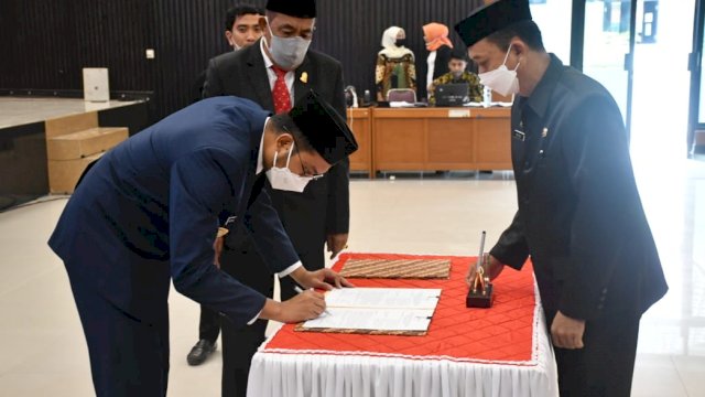 Rapat Paripurna DPRD Sinjai, Andi Seto Serahkan Ranperda Perubahan RPJMD Tahun 2018-2023