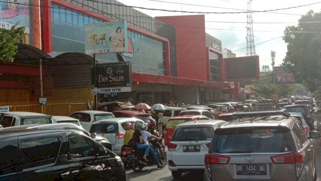 Suasana di Depan Toko Alaska Jalan Pengayoman Makassar, Minggu (11/04/2021).