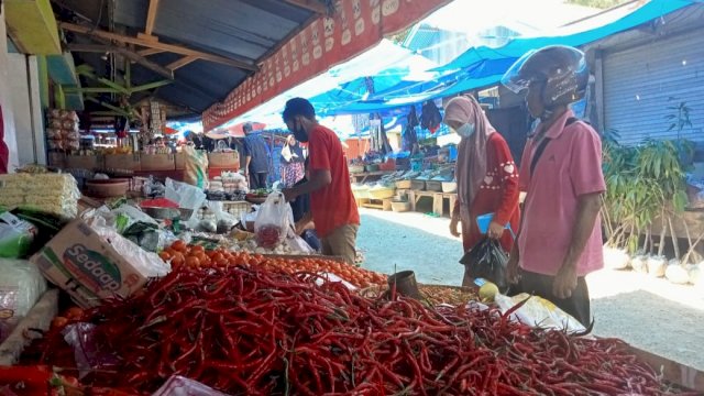 Salah satu warga saat membeli cabai di Pasar Sentral Sinjai, Senin (12/04/2021).