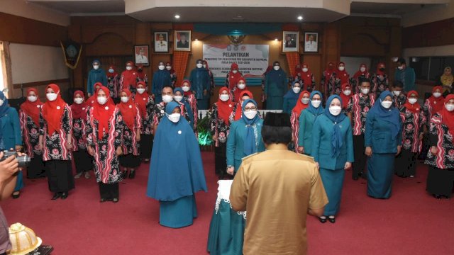 Pelantinkan Pengurus PKK dan Dekranasda Soppeng di Ruang Pola Kantor Bupati Soppeng, Senin (12/04/2021).