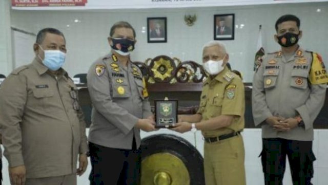 Kombes Pol Armia Fahmi, selaku Ketua Unit Pemberantasan Pungutan Liar Sumatera Utara menyerahkan SK calon daerah benas pungli kepada Bupati Asahan H. Surya. B.Sc.