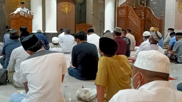 Suasana Salat Tarawih pertama di Masjid Agung Darussalam Watansoppeng&nbsp; Kabupaten Soopeng, Senin (12/04/2021) malam.