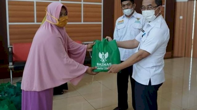 Badan Amil Zakat Nasional (BAZNAS) Kabupaten Luwu Timur menyalurkan bantuan sosial berupa paket Parcel Ramadhan Ceria kepada petugas kebersihan dan security Kantor Bupati Luwu Timur, Rabu, (14/04/2021).