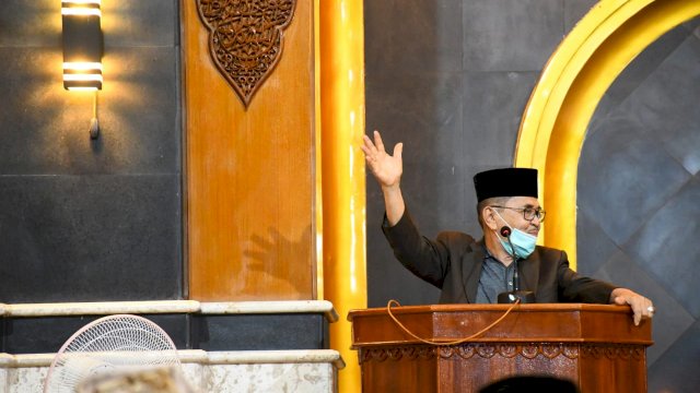 Wali Kota Palopo Judas Amir, memberikan sambutan sebelum Salat Tarawih berjamaah di Masjid Agung Palopo, Selasa (13/04/2021).
