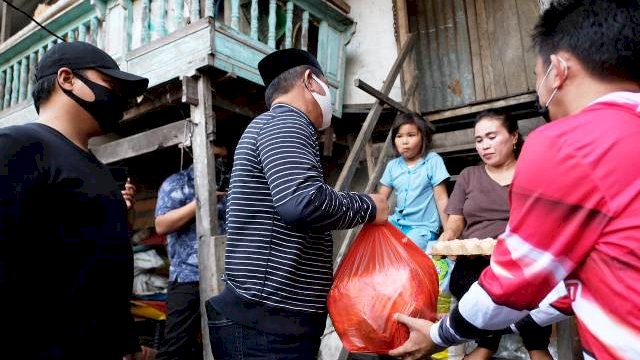 Wakil Bupati Gowa Abd. Rauf Malaganni saat menyalurkan sembako yang merupakan program bansos kepada masyarakat terdampak pandemi Covid-19. (Istimewa)