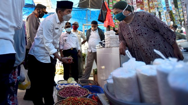 Sekretaris Kabupaten Luwu Utara, Armiady saat melakukan sidak di pasar Bone-bone. Rabu (14/04/2021)