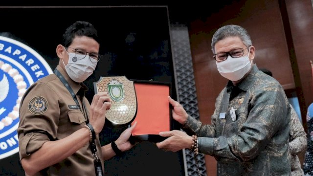 Wali Kota Parepare Taufan Pawe, memberikan cindera mata kepada Menteri Pariwisata dan Ekonomi Kreatif Sandiaga Uno, Rabu (14/04/2021).