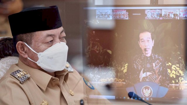 Wakil Bupati Gowa Abd. Rauf Malaganni, saat mengikuti Pengarahan Presiden RI Joko Widodo, pada Rapat Koordinasi Kepala Daerah Hasil Pilkada Serentak Tahun 2020 secara Virtual, di Baruga Karaeng Galesong Kantor Bupati Gowa, Rabu (14/04/2021). (Istimewa)