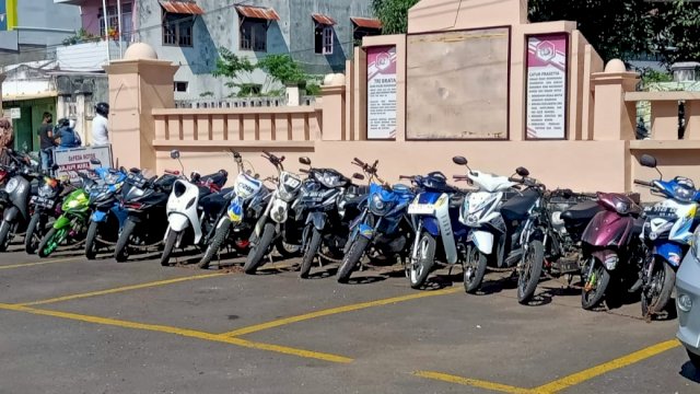 Puluhan motor yang menggunakan knalpot racing 'bising' diamankan di Polres Soppeng, Kamis (15/04/2021).