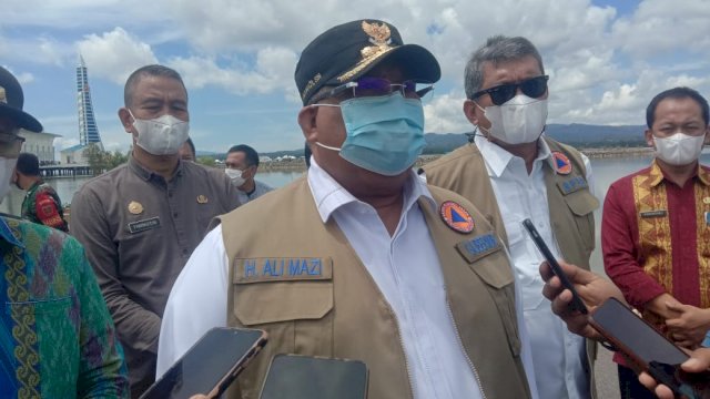 Gubernur Sultra Ali Mazi saat meninjau jalan di Masjid Al-Alam Kendari. Foto: Akbar Tanjung