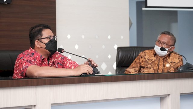 Kepala Bappeda Kabupaten Gowa Taufik Mursad (kiri) saat memberikan sambutan penyambutan saat menerima kunjungan kerja DPRD Kota Kendari di Baruga Karaeng Pattingalloang, Kantor Bupati Gowa, Kamis (15/04/2021). (Istimewa)
