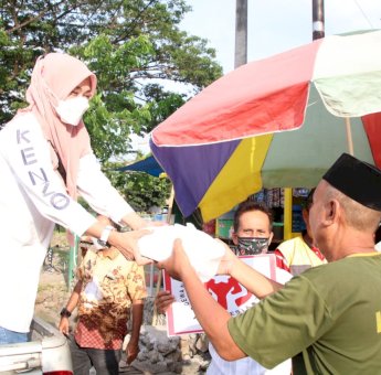 Hari Ke-3 Ramadhan, Dekranasda Soppeng Bagikan Takjil Ke Pengguna Jalan