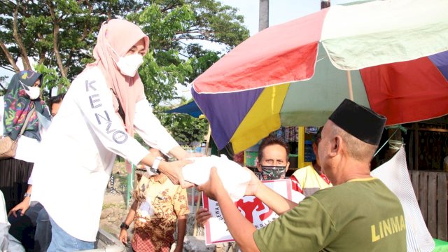 Hari Ke-3 Ramadhan, Dekranasda Soppeng Bagikan Takjil Ke Pengguna Jalan