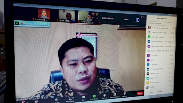 Plt Kepala Dinas Komununikasi, Informatika dan Persandian Kabupaten Sinjai Irwan Suaib, memberikan pembekalan kepada pelaku usaha melalui daring, Kamis (15/04/2021).