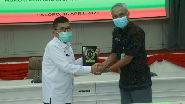 Wali Kota Palopo Judas Amir bersama Kepala Kejaksaan Negeri (Kajari) Kota Palopo menandatangani MoU kerjasama penanganan Hukum Perdata dan Tata Usaha Negara di Ruang Pertemuan Ratona, Kantor Wali Kota Palopo, Jumat (16/4/2021).